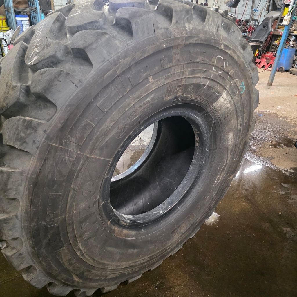 23.5R25 195A2 L3 Michelin XHA2 Käytetty työkoneen rengas 158cm / 35mm Hyvä runko