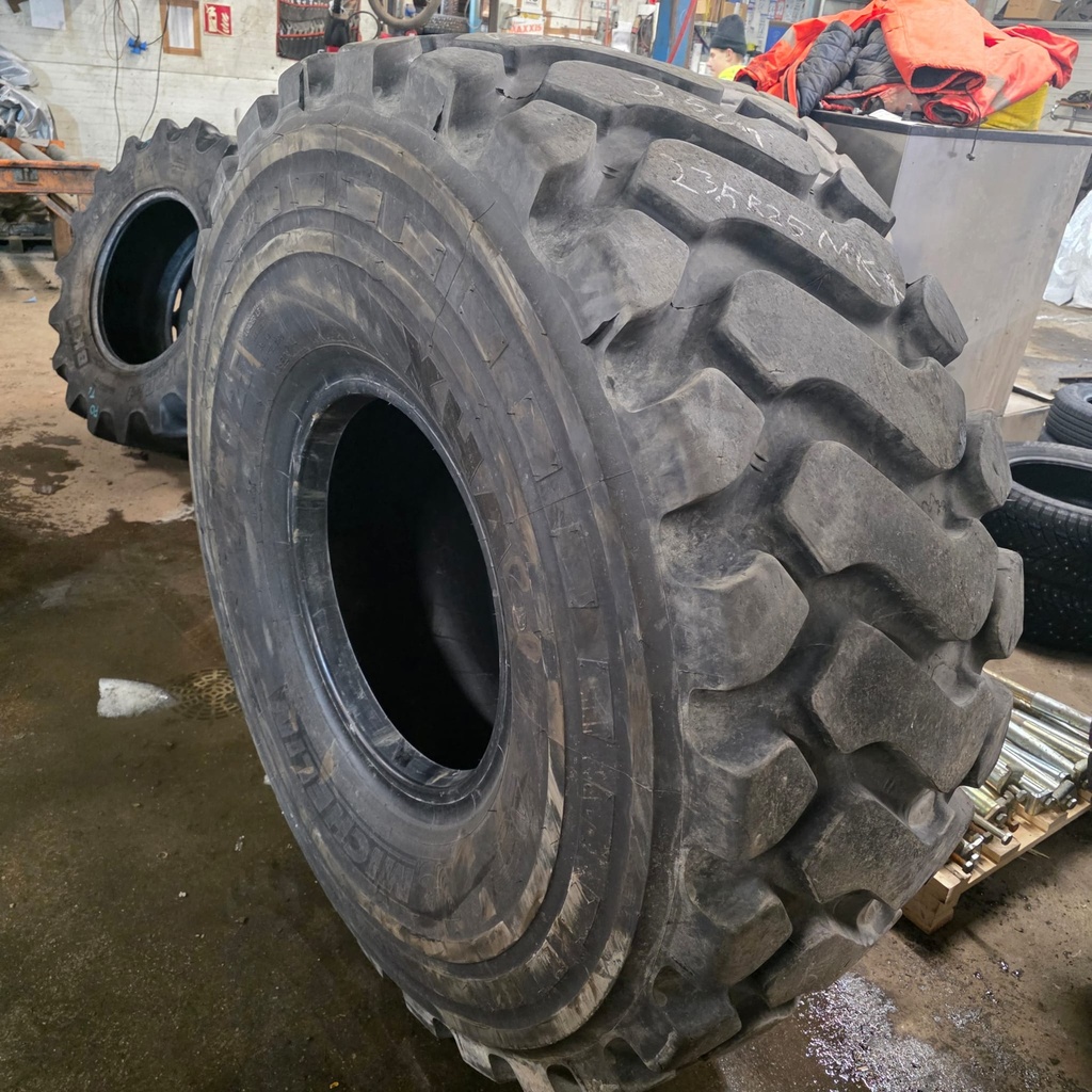 23.5R25 195A2 L3 Michelin XHA2 Käytetty työkoneen rengas 158cm / 35mm Hyvä runko