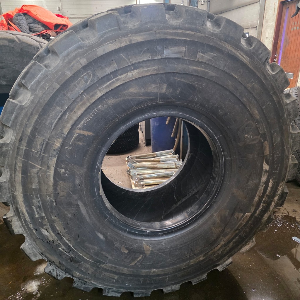 23.5R25 195A2 L3 Michelin XHA2 Käytetty työkoneen rengas 158cm / 35mm Hyvä runko