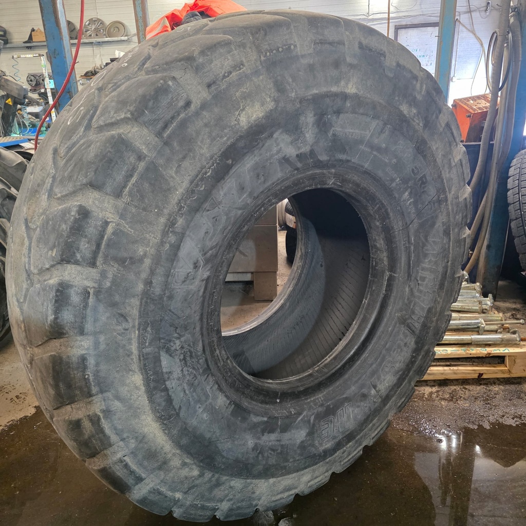 23.5R25 195A2 Bridgestone VJT Käytetty työkoneen rengas 153cm / 12mm Korjattu