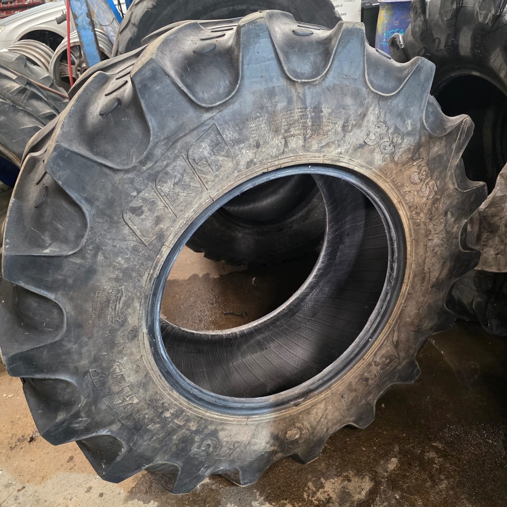 380/85R24 (14.9R24) TL 131A8 BKT Agrimax Käytetty rengas DOT-15  15mm