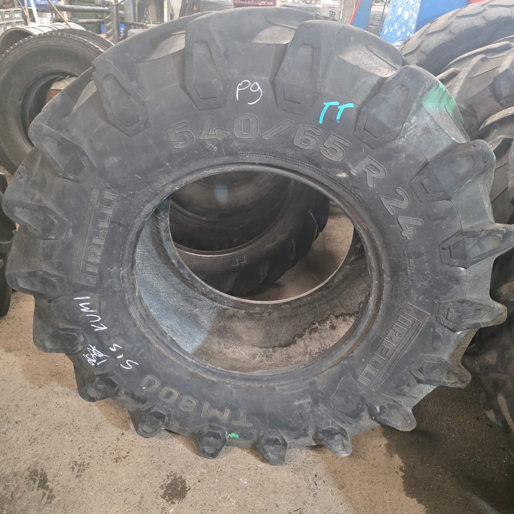 540/65R24 140A8 Pirelli TM800 Käytetty rengas DOT-02 30mm (Asennus sisärenkaalla)