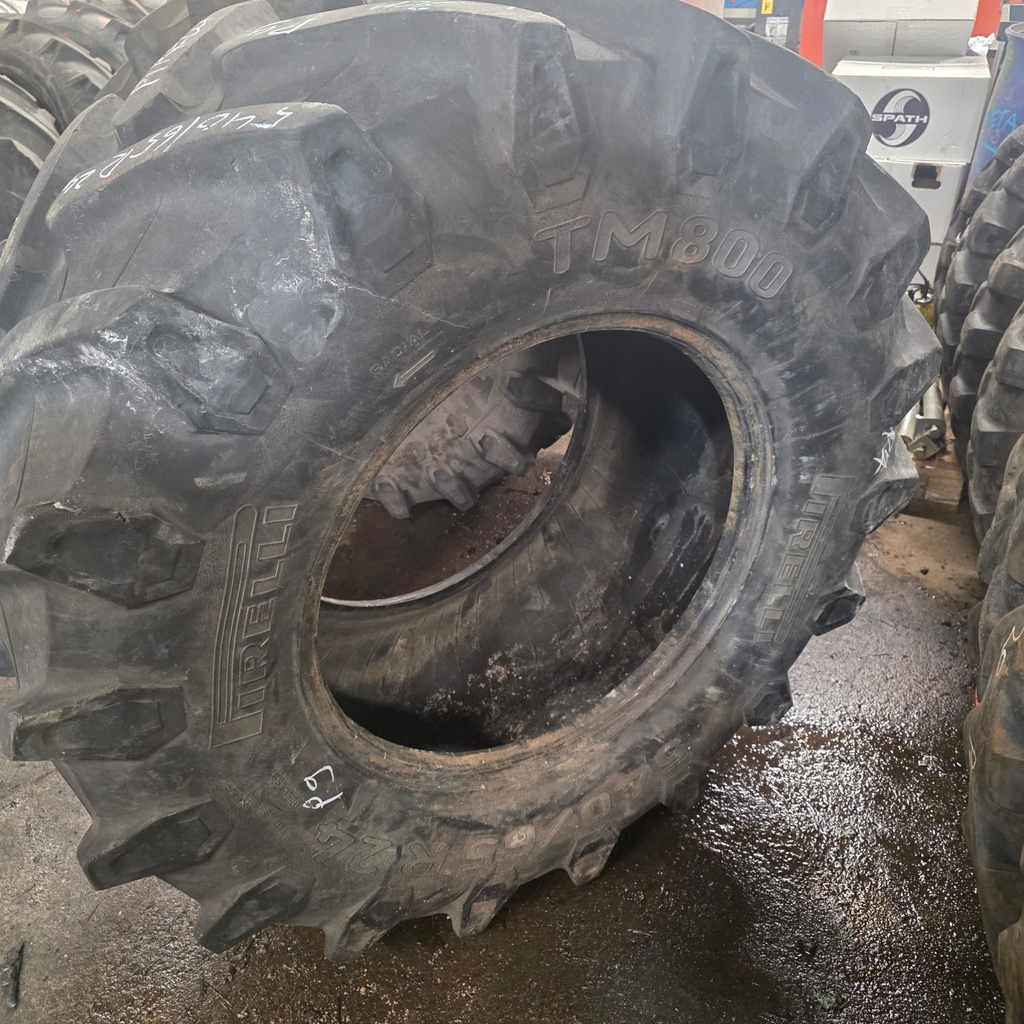 540/65R24 140A8 Pirelli TM800 Käytetty rengas DOT-02 30mm (Asennus sisärenkaalla)