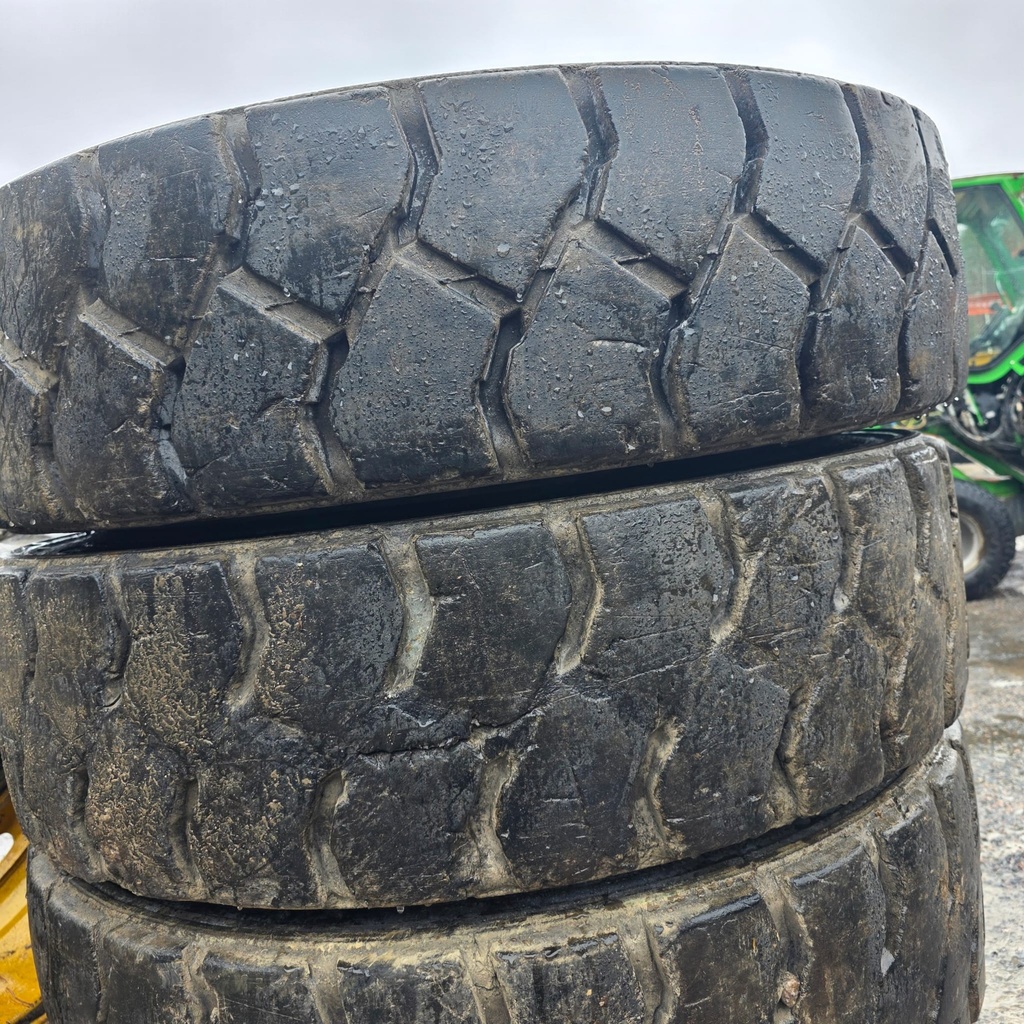 10.00-20 16pr Käytetyt kaivinkoneen renkaat vanteilla uusilla sisärenkailla kasattuna PJ: 10x335 KR:221mm