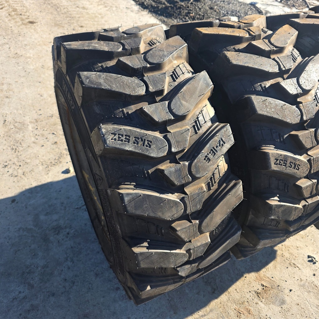 12-16.5 (305/70-16.5) 12pr Camso SKS532  Massatäytteiset (Ei tarvitse Ilmaa, ajamattomat renkaat DOT-21, käytetyt vanteet 9.75x16.5  PJ: 8x203mm KR:102)  MYYDÄÄN VAIN SETTINÄ!