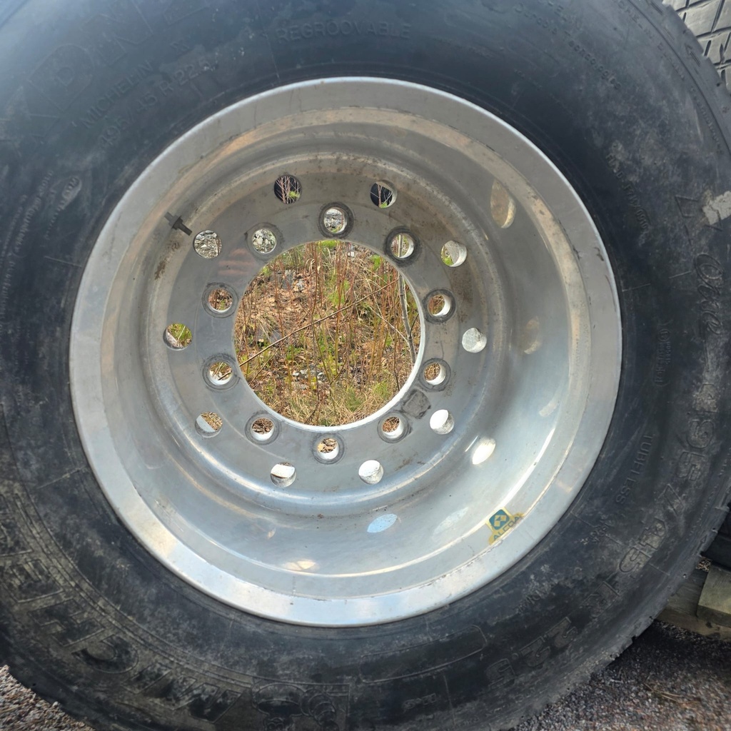 495/45R22.5 169K MICHELIN XDN2 GRIP Käytetty KA-rengas vanteella DOT-10  12mm Alumiinivanne 17.00x22.5 Jako: 10x335 Kr:221mm ET: -50