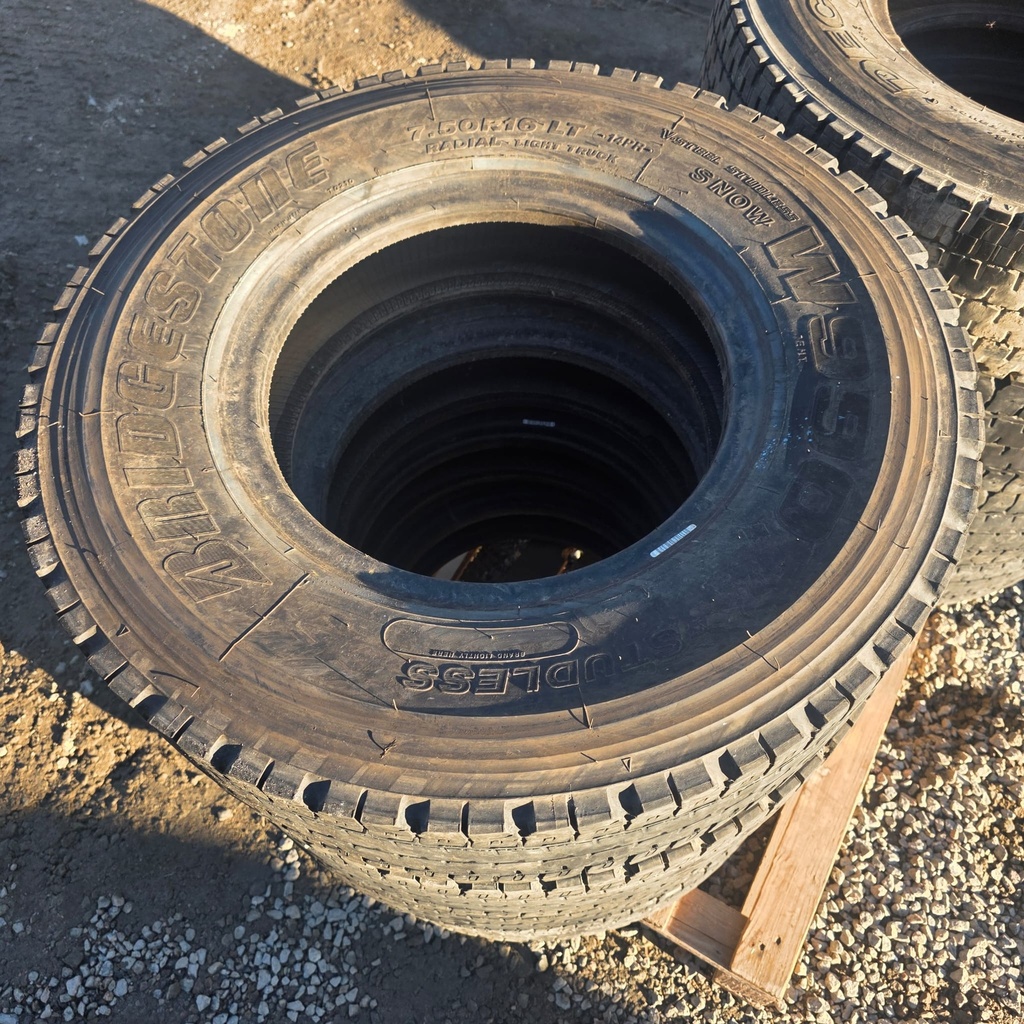 7.50R16 14PR TUBETYPE BRIDGESTONE W990 Käytetty KA-rengas veto DOT-16>  3-5mm