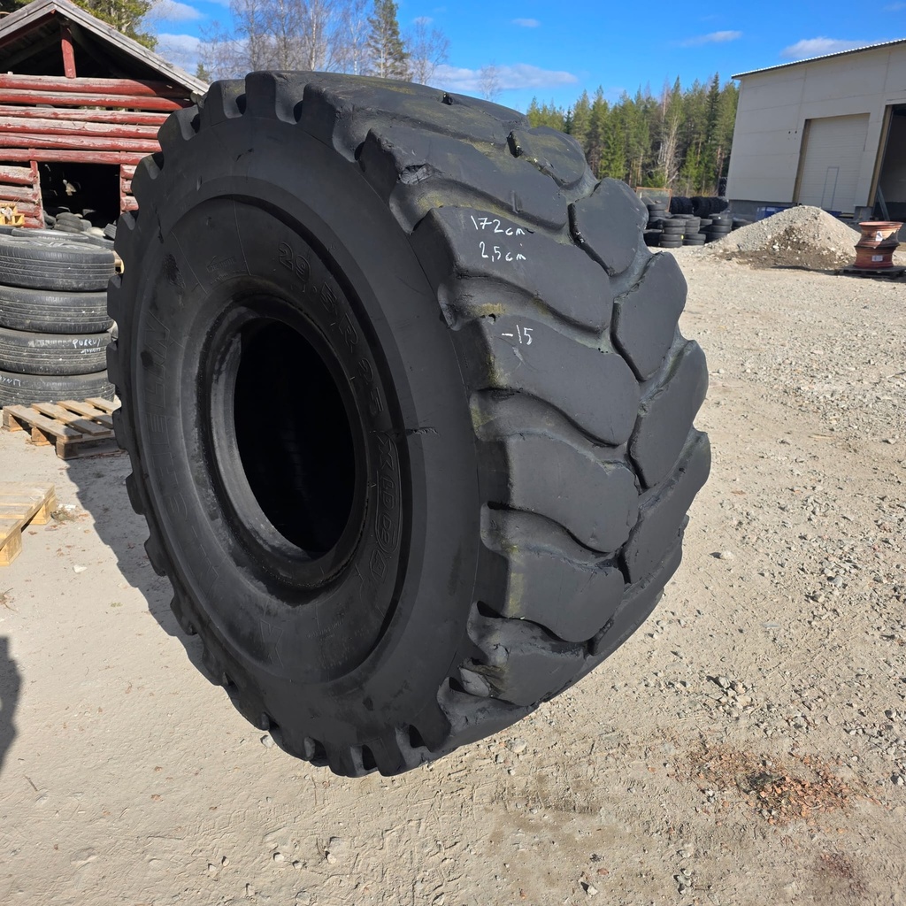 29.5R25 MICHELIN XLD D2 Käytetty työkoneen rengas Halkaisija: 172cm Pintamäärä: 2,5cm