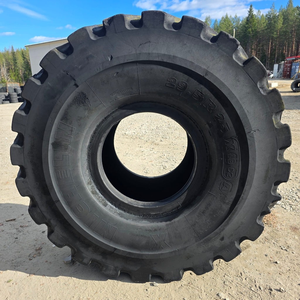 29.5R25 MICHELIN XLD D2 Käytetty työkoneen rengas Halkaisija: 172cm Pintamäärä: 2,5cm