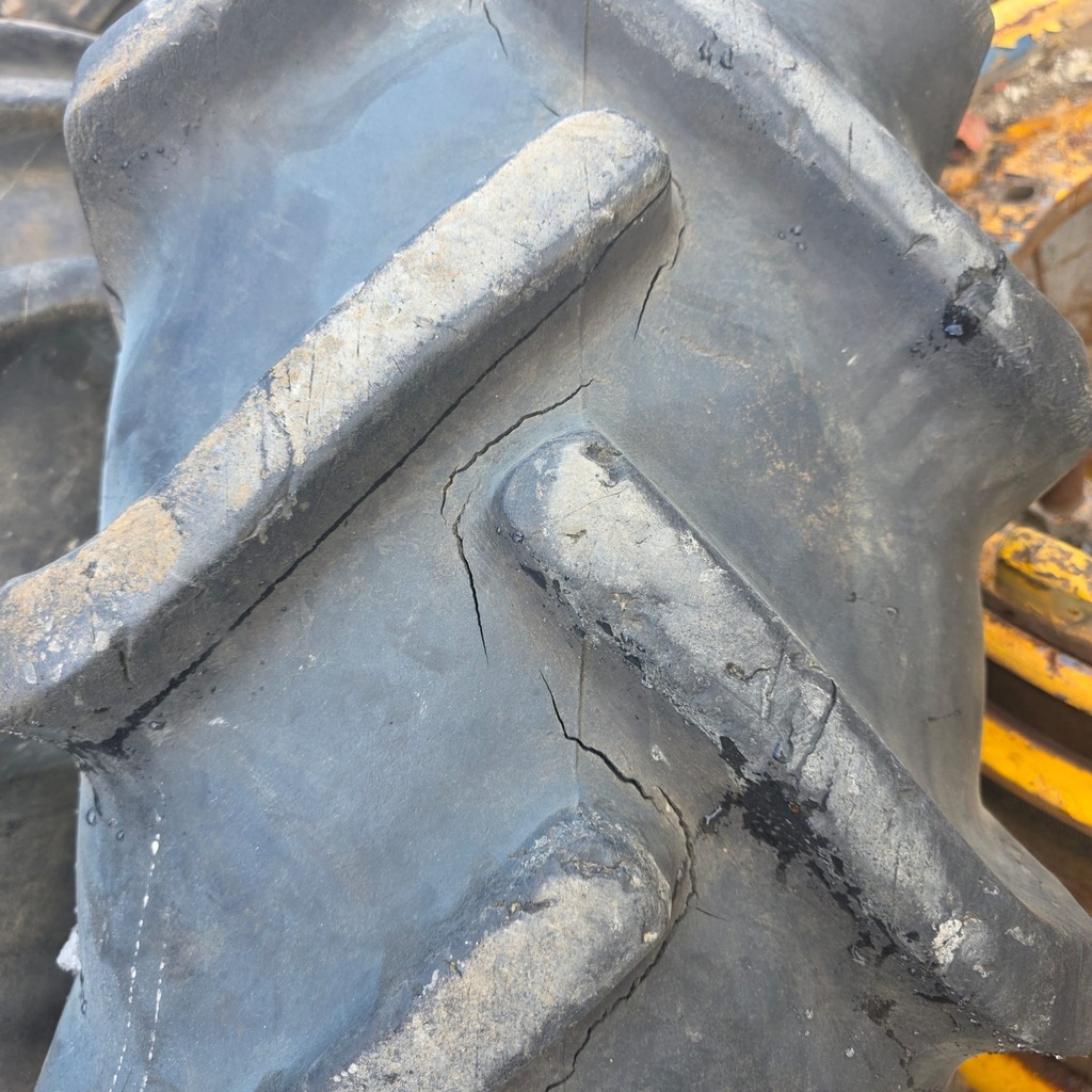 14.9-24 6pr NOKIA FARM TRACTOR  Käytetty rengas 29mm (Vanha, Hakkujen välissä halkeilua)