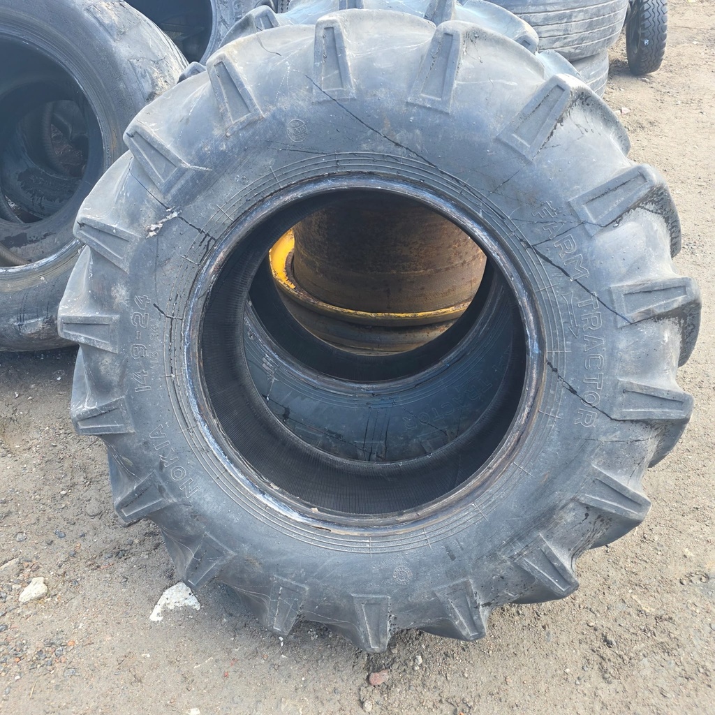 14.9-24 6pr NOKIA FARM TRACTOR  Käytetty rengas 29mm (Vanha, Hakkujen välissä halkeilua)