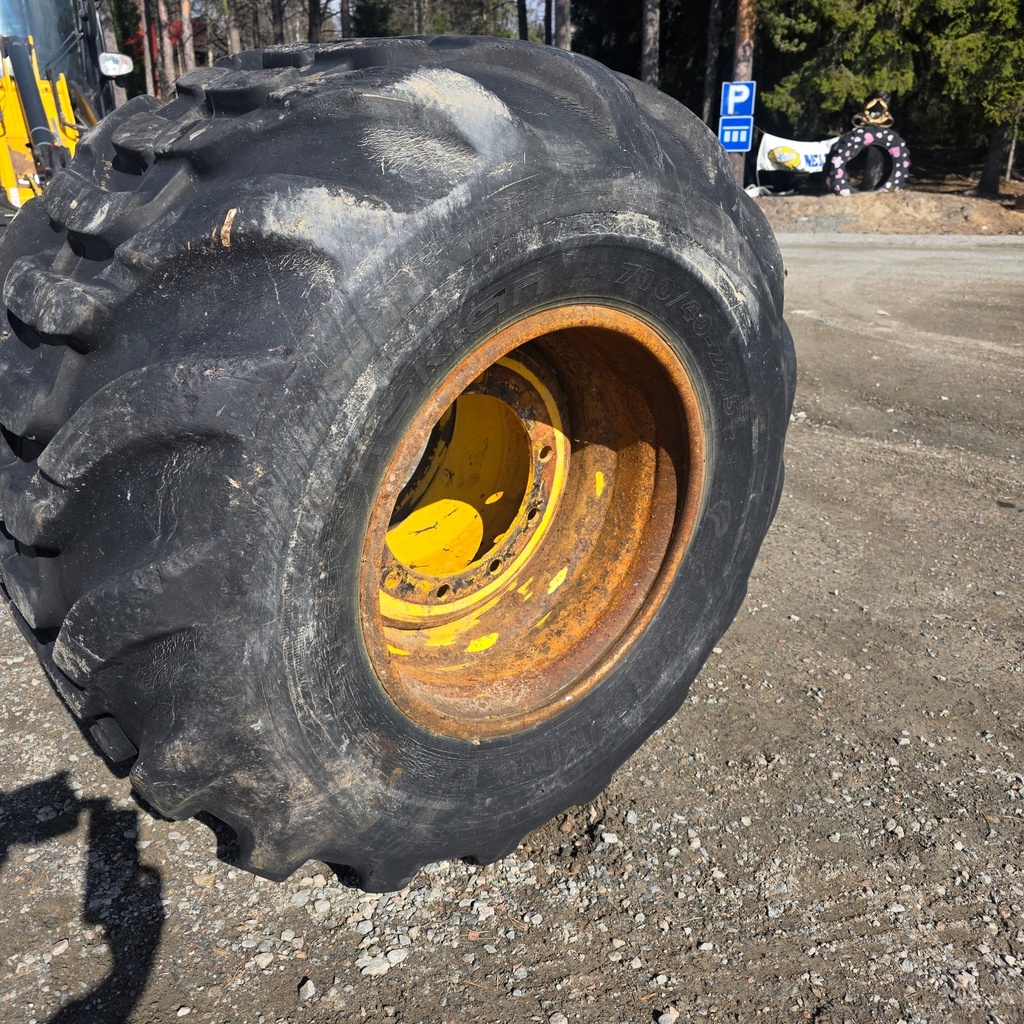 710/40-22.5 20pr NOKIAN FOREST KING F2 Käytetty Metsäkonerengas DOT-16 28mm Sis vanteen 24x22.5" PJ: 10x335 KR:281 Vanteen takamitta: 215mm