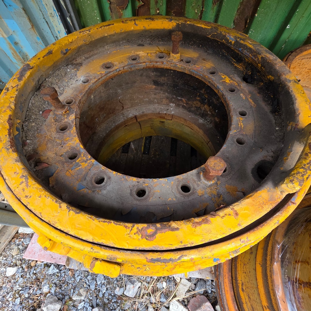 Käytetty Työkoneen lukkovanne 24x29" PJ: 16x495 KR: 430mm Vanteen takamitta: 2