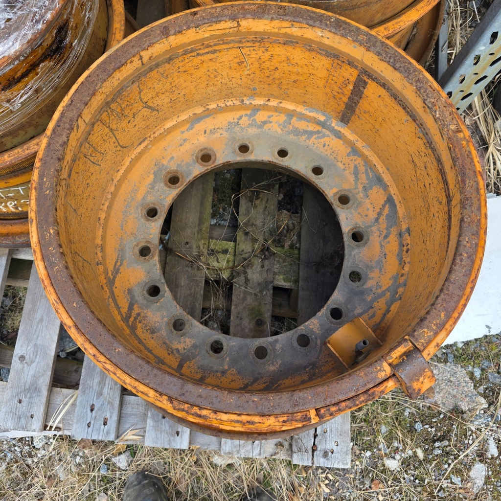 Käytetty Työkoneen lukkovanne Volvo / Cat 19.5x25" PJ: 16x420mm KR: 370mm ET:0 Takamitta: 275mm