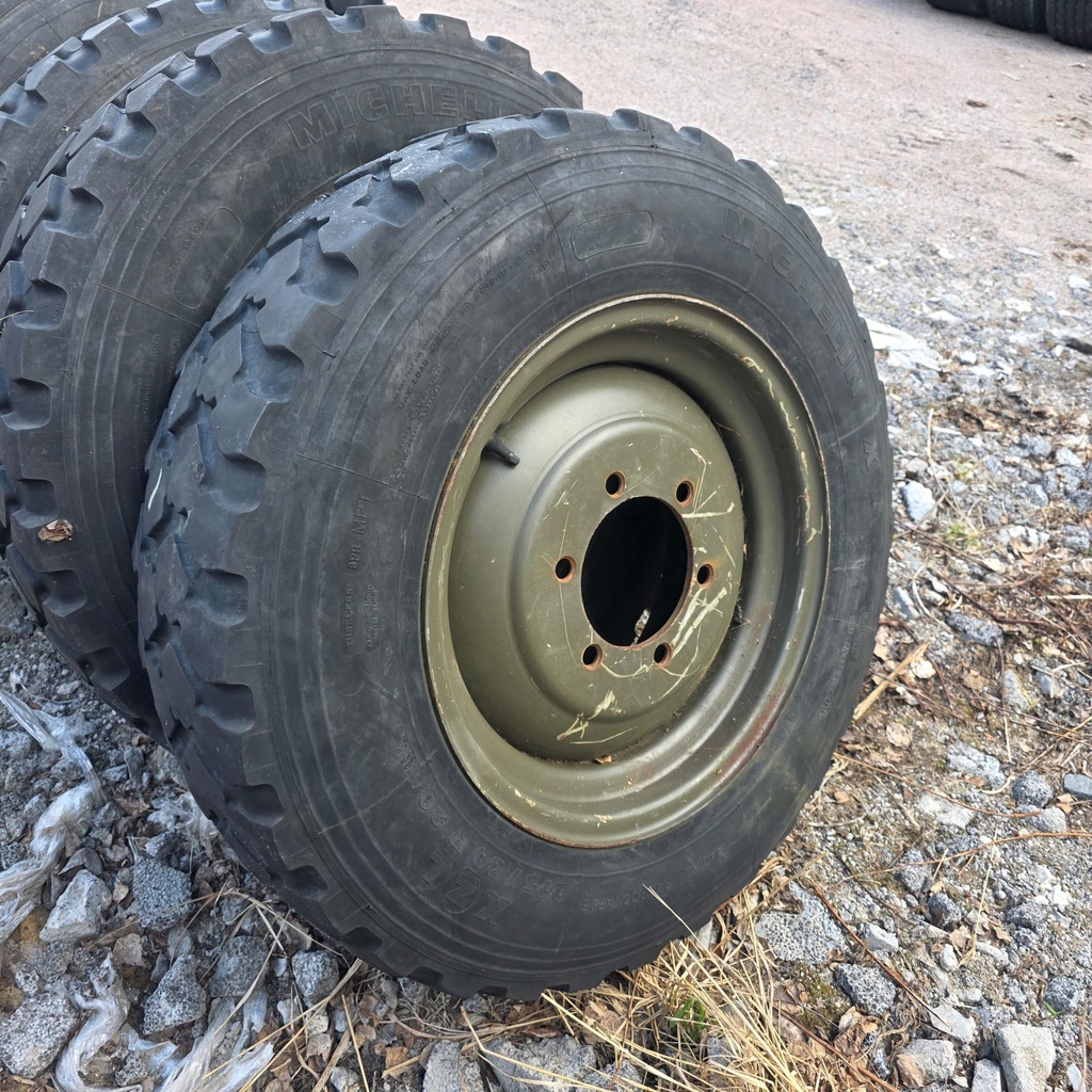 275/80R20 128K 8PR (10.5R20) MICHELIN XZL käytetty rengas 13-16mm Vanne jako: 6x205 Kr: 161 Takamitta: 220m