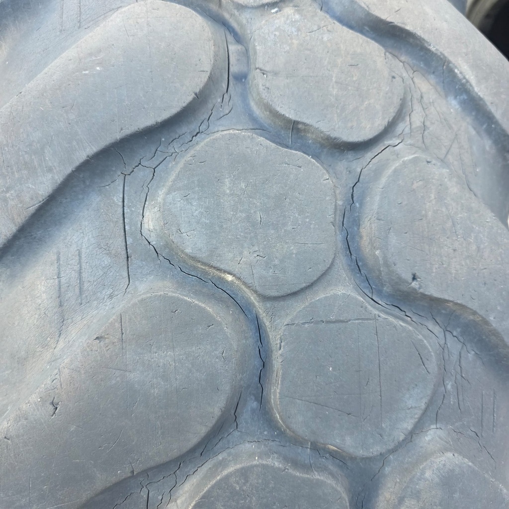 375/75R20 Käytetty työkoneen rengas (kopio)
