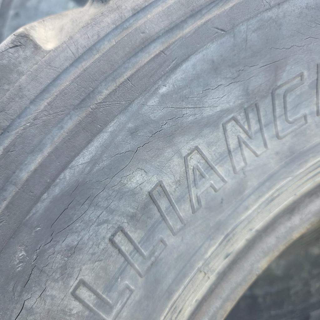 335/80R20 (12.5R20) 136B ALLIANCE A-606 Käytetty työkoneen rengas 10mm (VANHA, KIVUMAA)