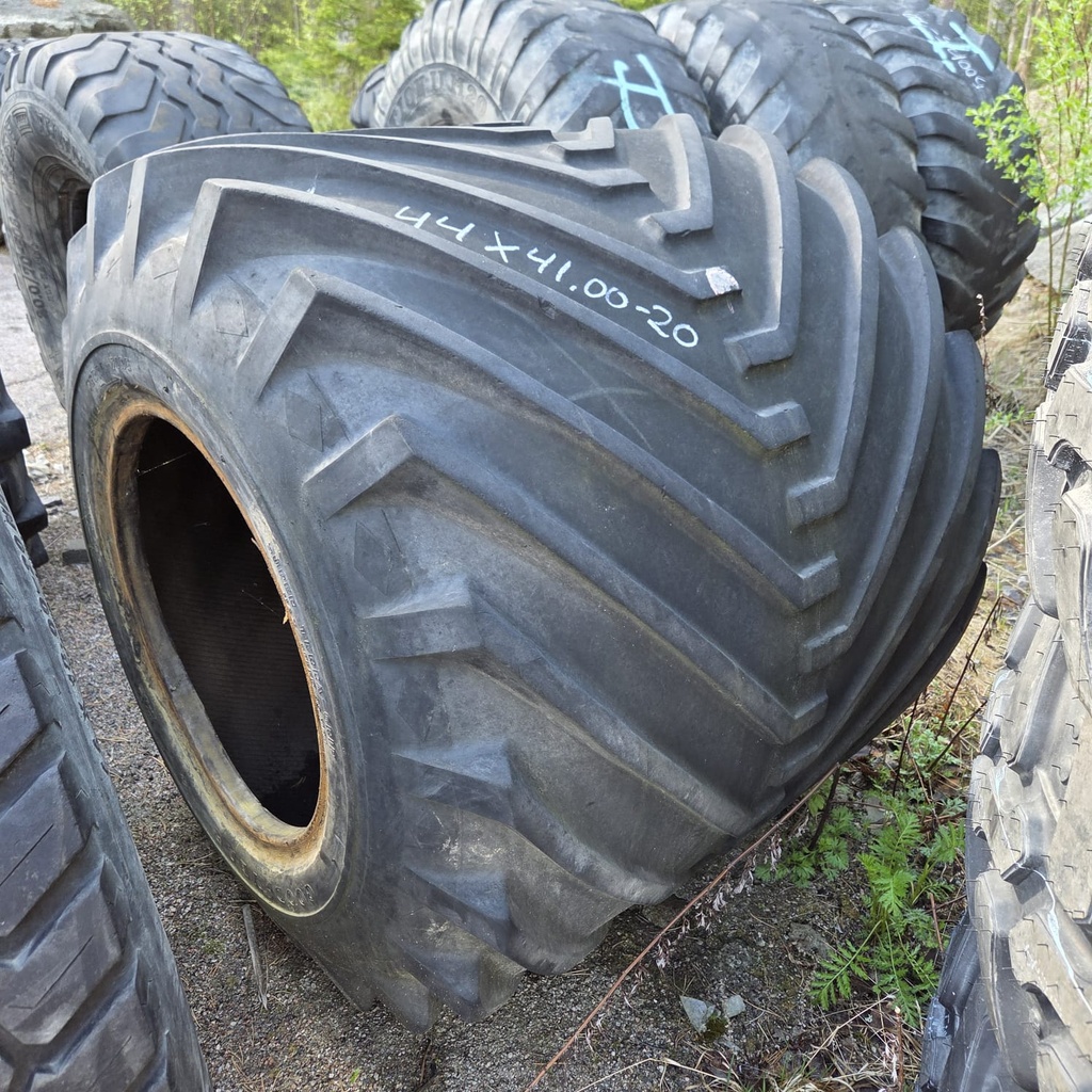 44X41.00-20 10pr NHC Goodyear Super Terra-Grip Käytetty rengas 10mm Tubeless