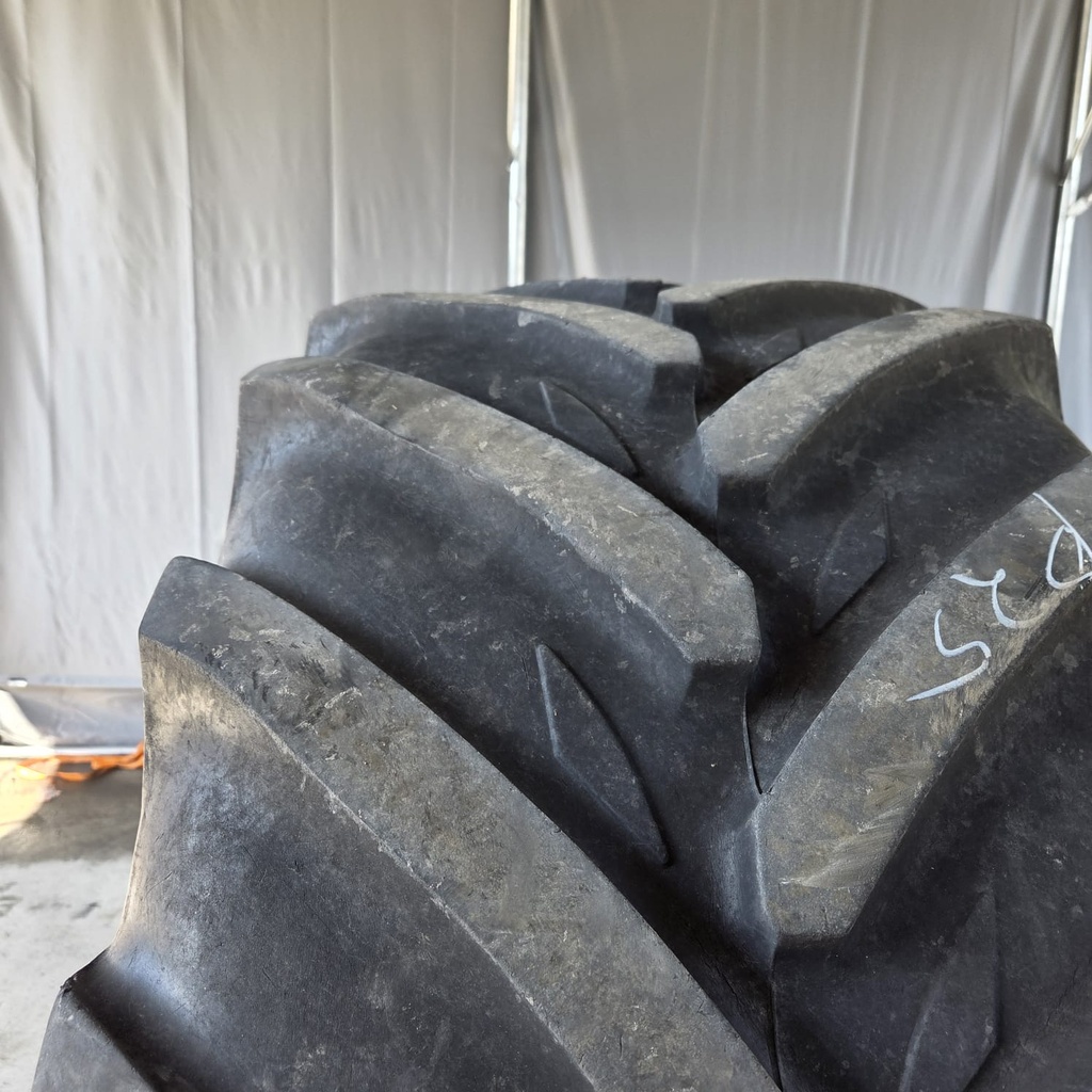 VF600/60R30 147D Michelin XeoBib Käytetty rengas DOT-13 26mm Tubeless (Hakkujen välissä pientä kuivumaa, Laitakulunut)