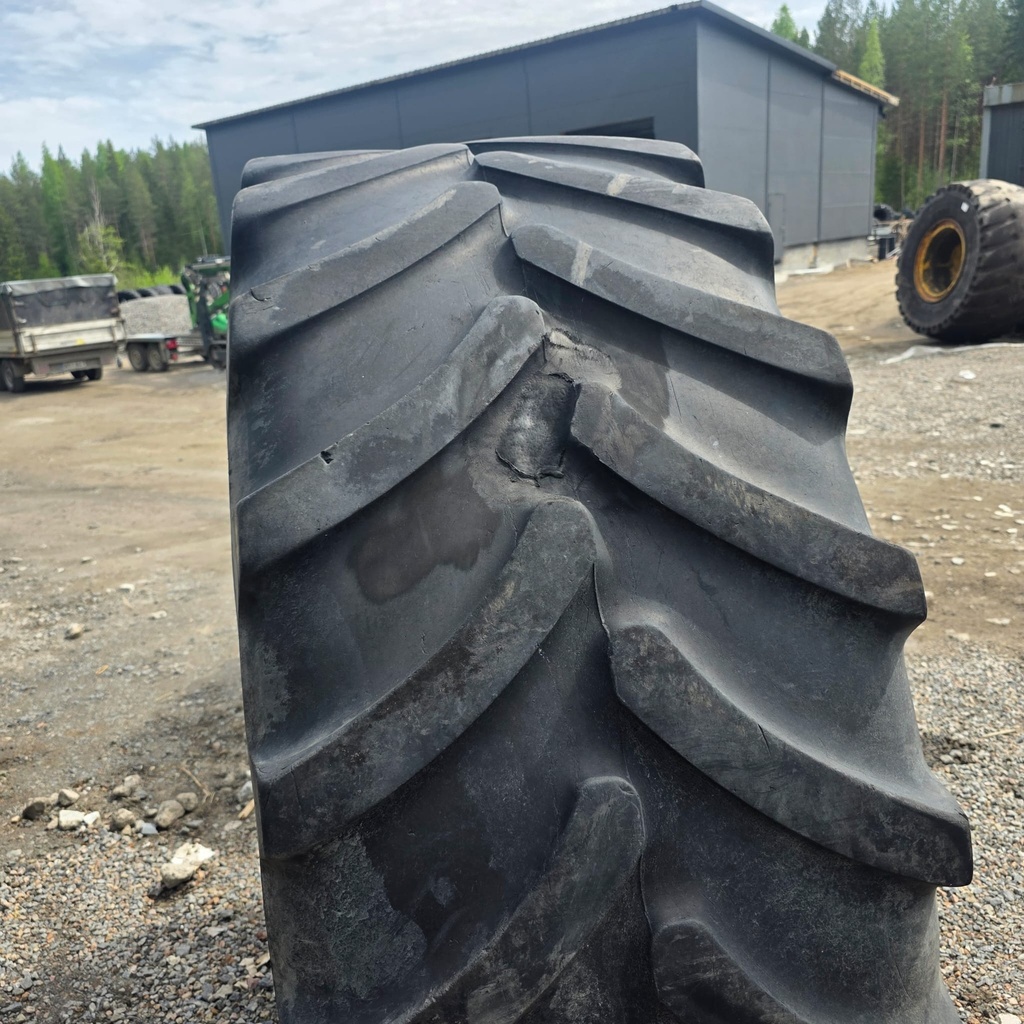 650/65R42 158A8/B FIRESTONE RADIAL 9000 Käytetty rengas 20mm (Vanhat, Korjattu, Kuivumaa, Vain levike käyttöön, Asennus sisärenkalla)