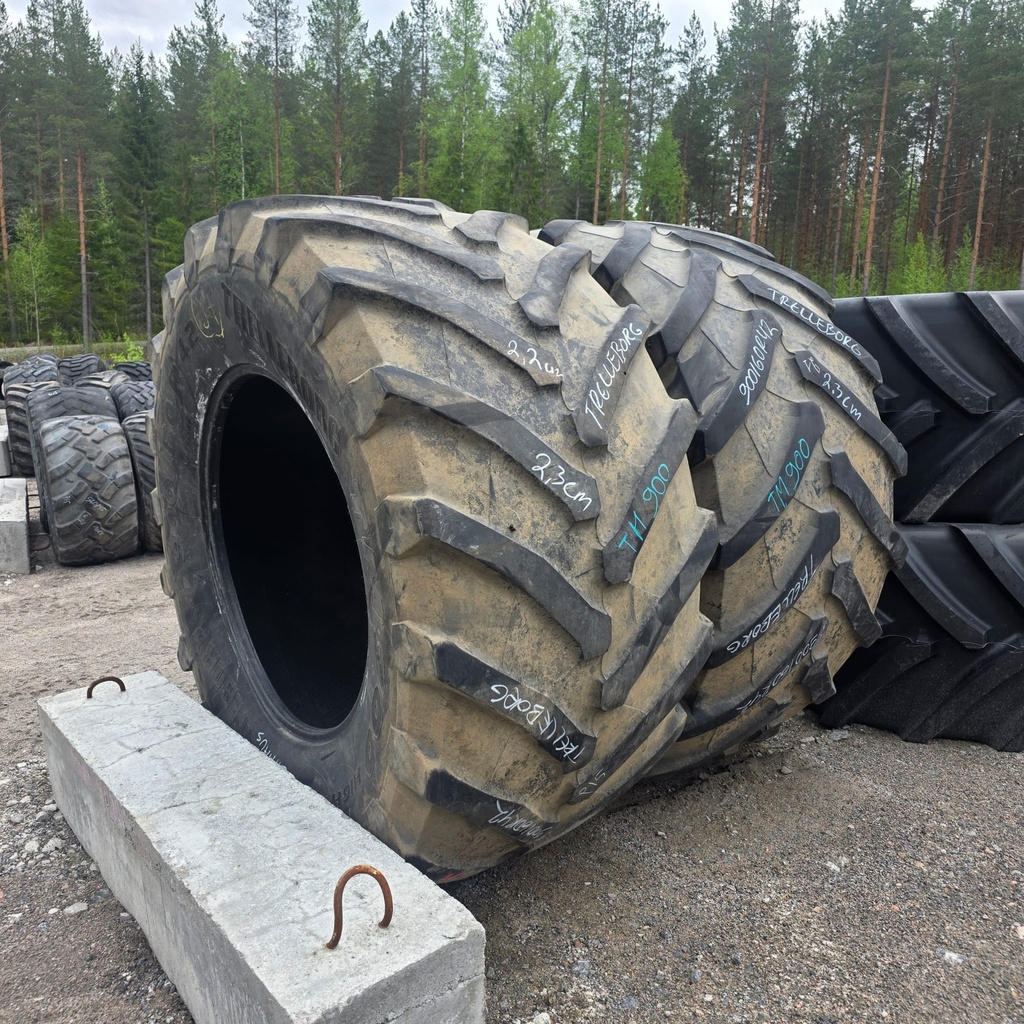 900/60R42 180D/177E TRELLEBORG TM900 Käytetty rengas DOT-17  23mm (Toisessa jalassa vekki mutta pitää ilmat)