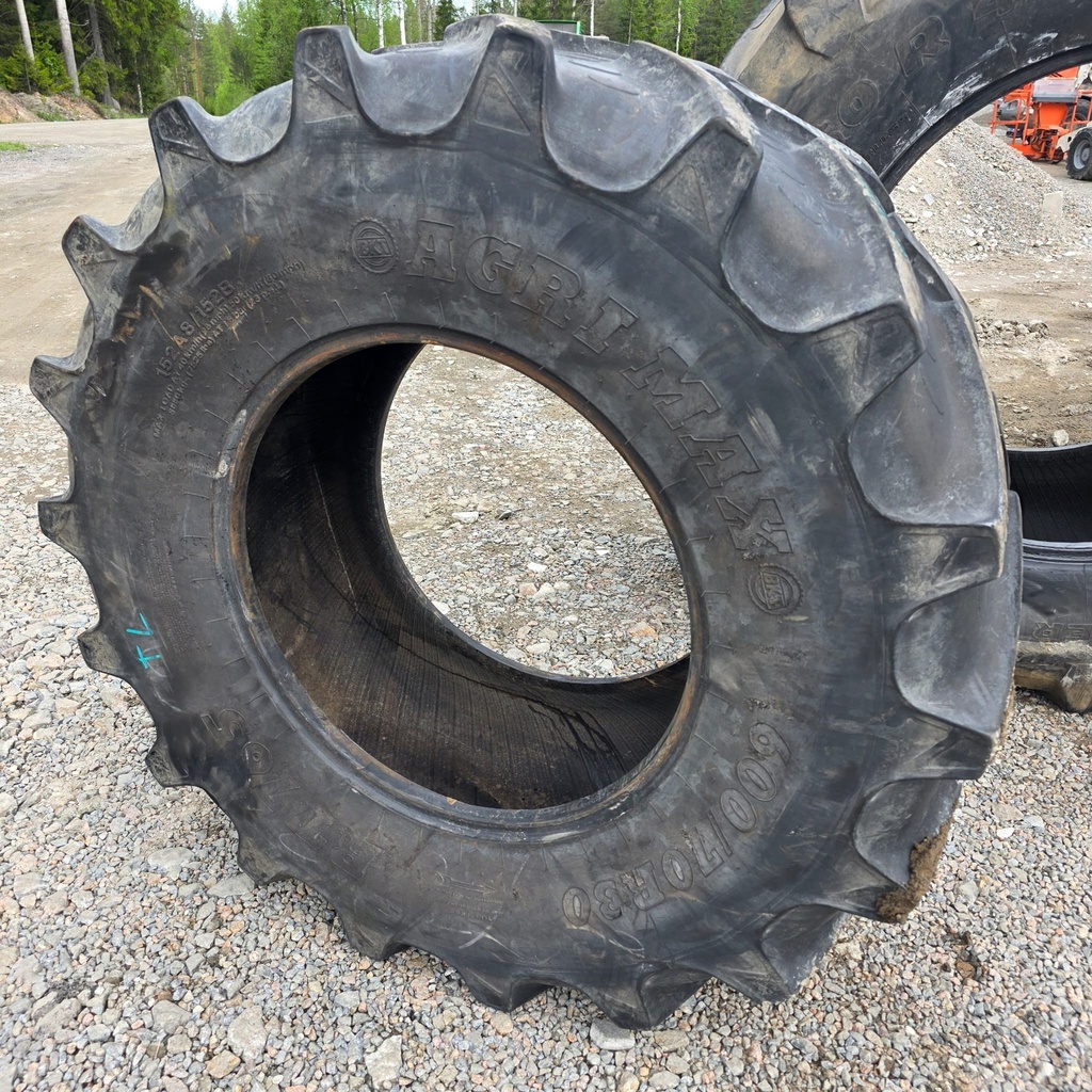 600/70R30 152A8/152B BKT AGRIMAX Käytetty rengas DOT-12  23mm