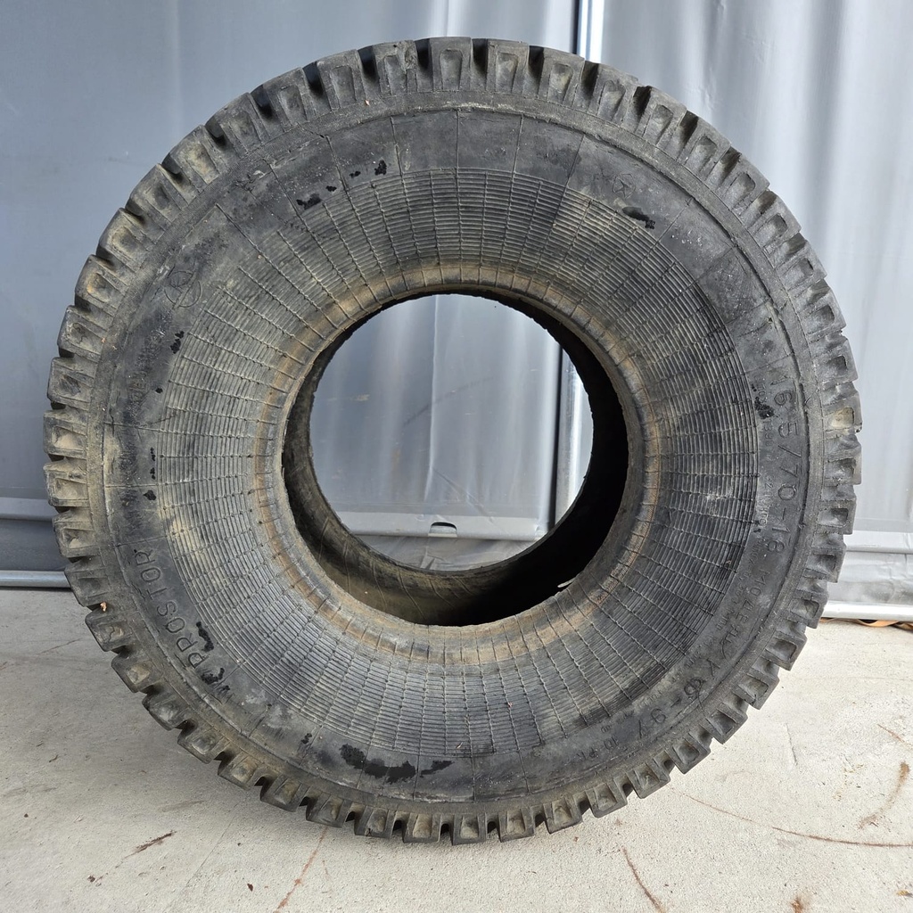 16.5/70-18 10PR Prostor Käytetty perävaunun rengas pintaa ~15mm toinen laita kuluneempi (Vanha)