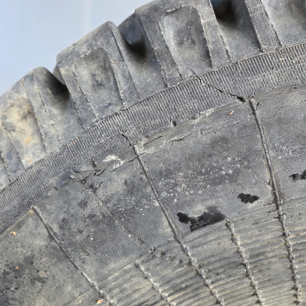 16.5/70-18 10PR Prostor Käytetty perävaunun rengas pintaa ~15mm toinen laita kuluneempi (Vanha)