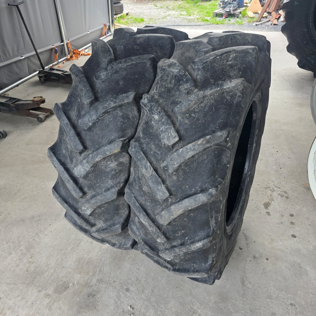 340/85R28 (13.6R28) 125A8/122B CONTINENTAL AC85 Käytetty rengas DOT-08  22mm (Renkaissa kuivumaa, Asennus sisärenkailla, Epätasaisesti kulunut)