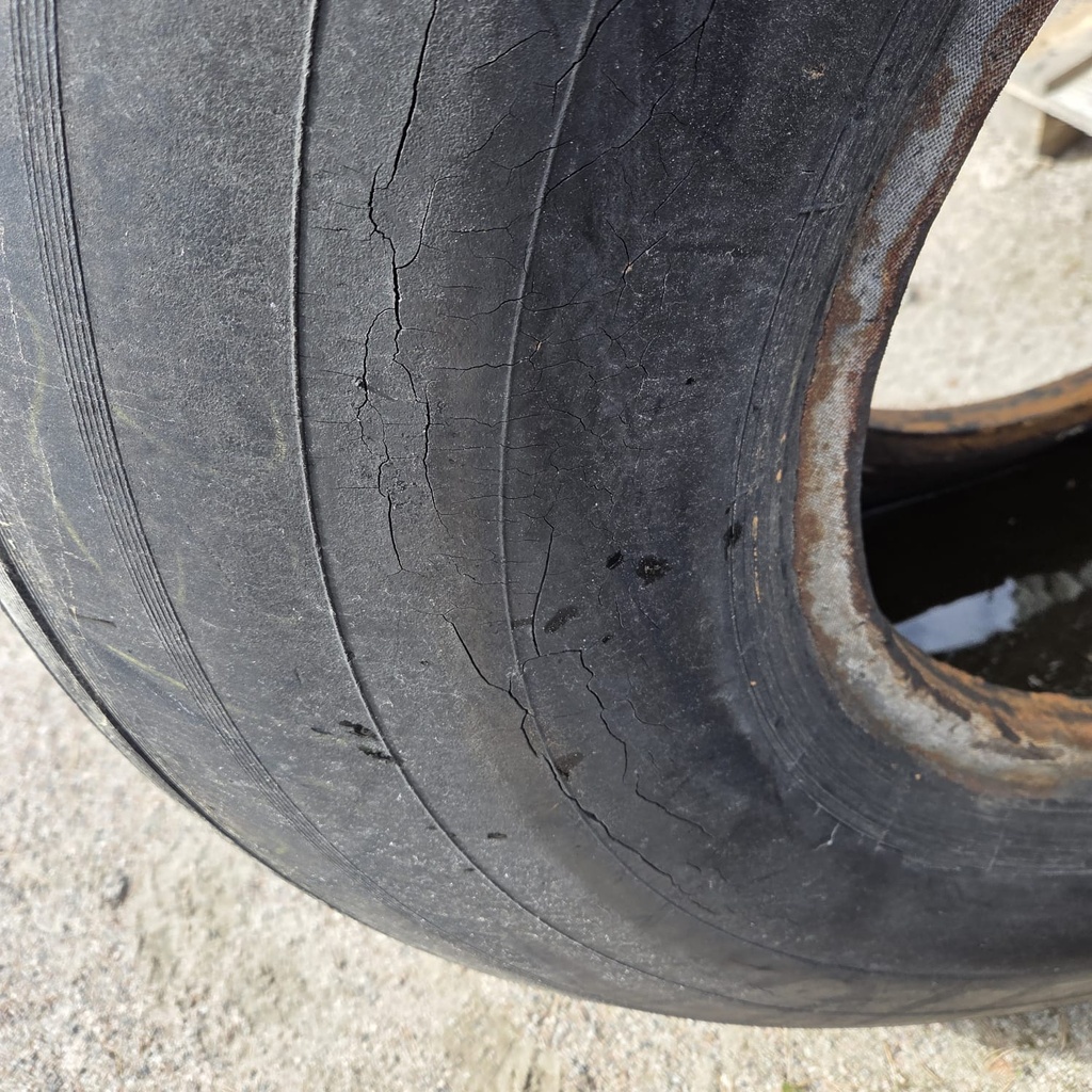 17.5-20 18pr Pinnoitettu käytetty rengas 6mm (Vanha, Kuivumaa/halkeilua, EI TAKUUTA)