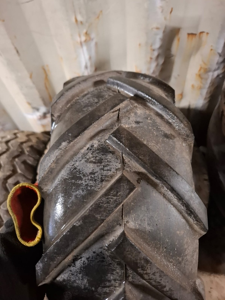 23x8.50-12 4pr Trelleborg Traction 463 Käytetty 15mm Vanteella jako: 4x106 KUBOTA