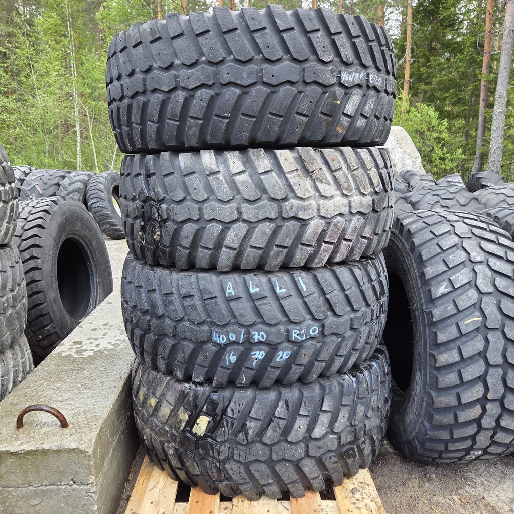 400/70R20 (16.0/70R20) 149A8 Alliance Multiuse 550 Käytetty palapintarengas 10-15mm DOT-17 (Muutamia nastoja renkaissa)