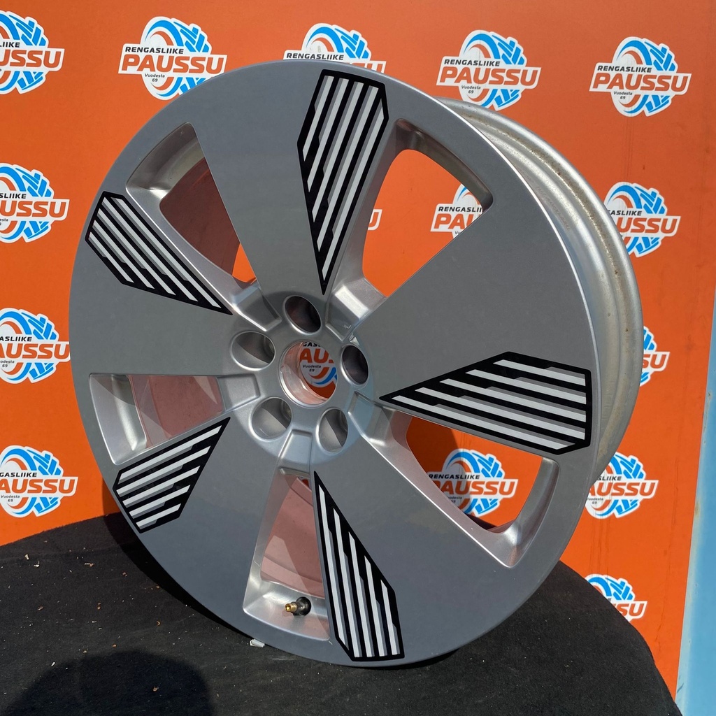 Uusi AUDI SPEEDLINE vannesarja 5x112 ET36 KR66,1 8,5x19"