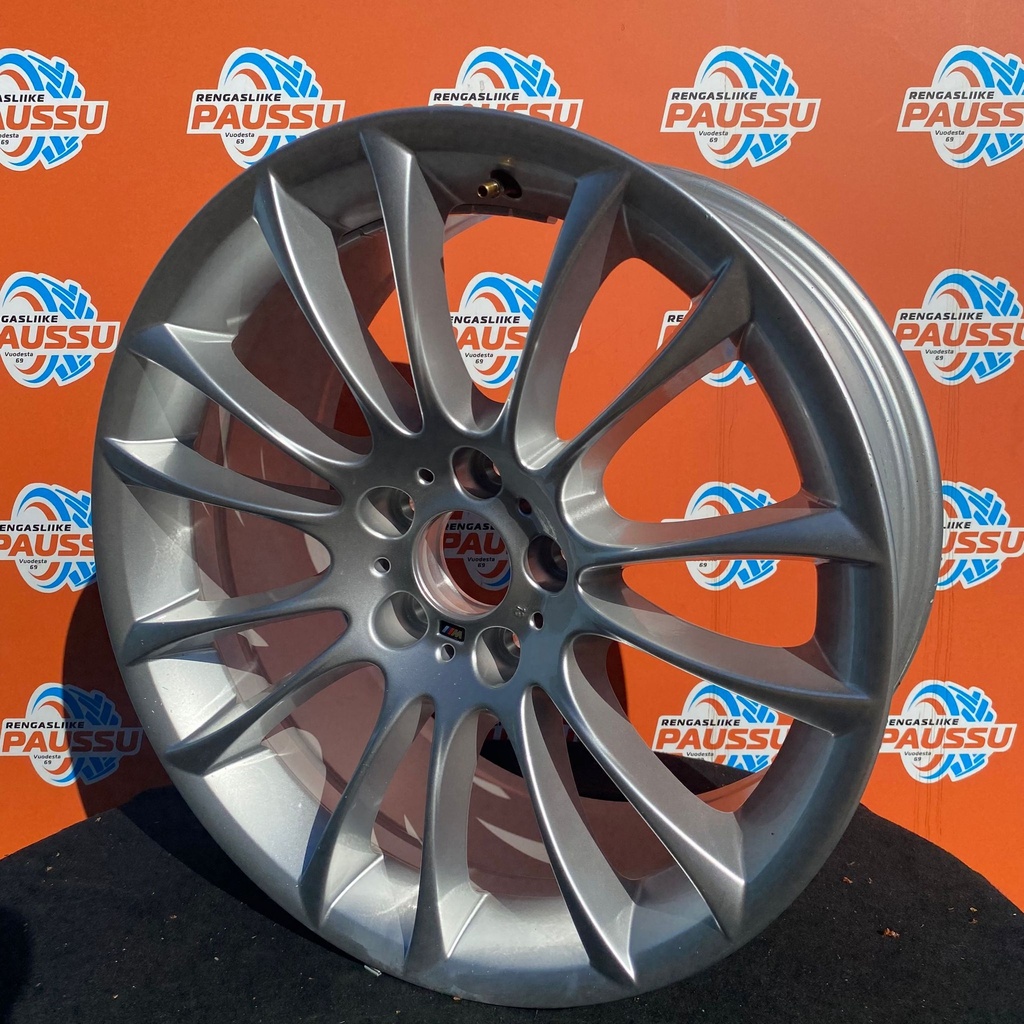 Uusi BMW V-SPOKE 302 vannesarja 5x120 ET25 KR72,6  8,5x19" (Renkaat käyneet vain päällä)