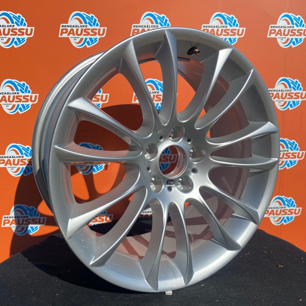 Uusi BMW V-SPOKE 302 vannesarja 5x120 ET25 KR72,6  8,5x19" (Renkaat käyneet vain päällä)