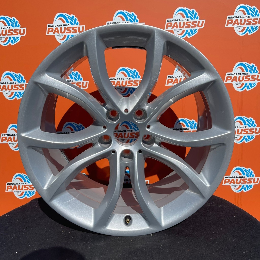 Käytetty BMW Style 594 vannesarja 5x120 KR74,1 ET18 9x19" ja ET48 9x19" (renkaat ollut vain päällä)