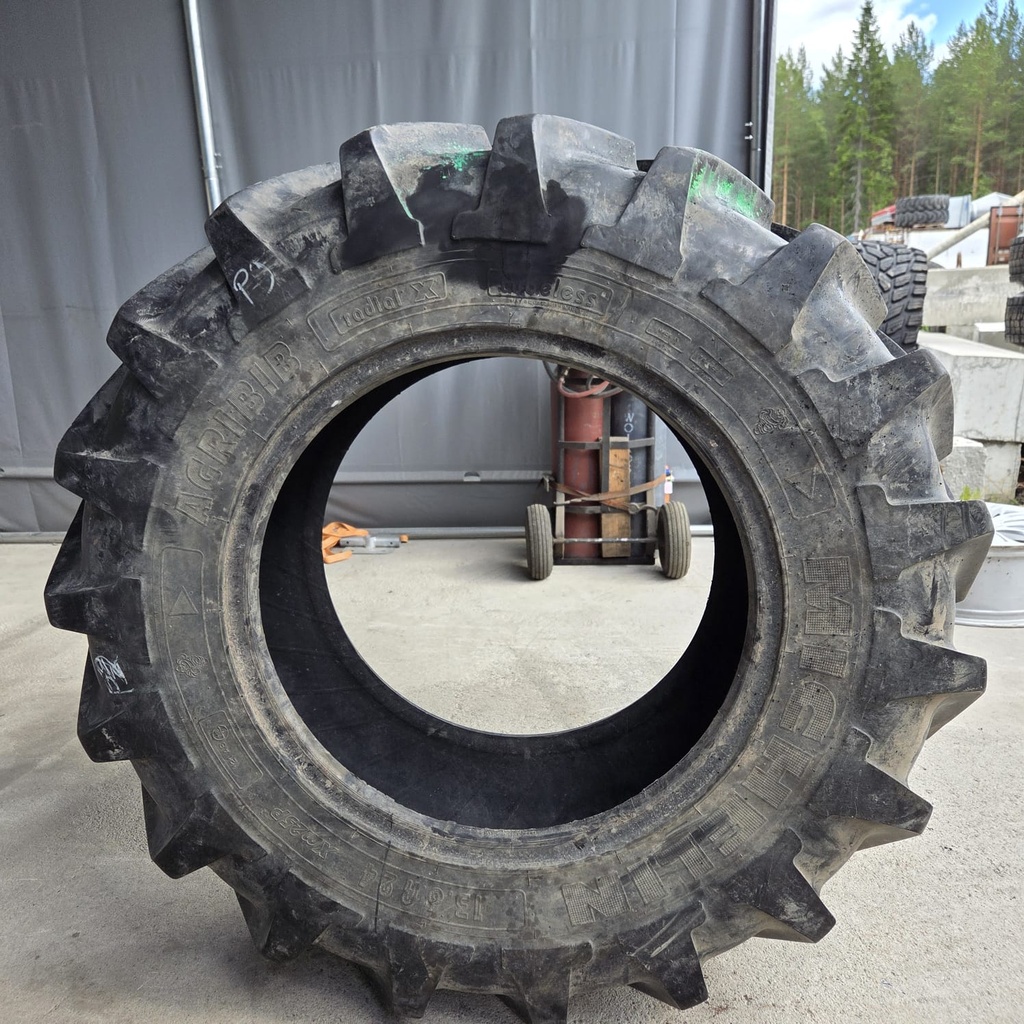 340/85R24 (13.6R24) 121A8/118B Michelin Agribib Käytetty rengas DOT-99  40mm