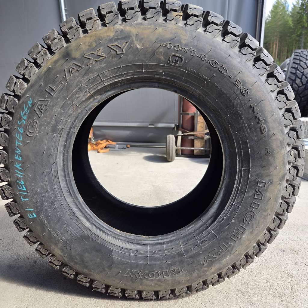 41X14.00-20 pr4 Galaxy Mighty Mow (355/80X20) Käytetty rengas