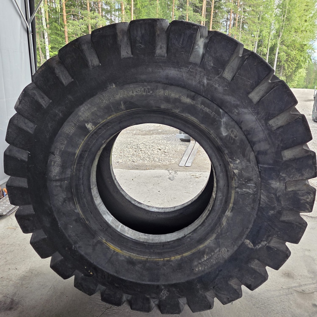 26.5-29 26pr Barum Chemlon Käytetty työkoneen rengas pinta: 27mm Halkasija:1780mm (Pisto korjattu pinnasta)