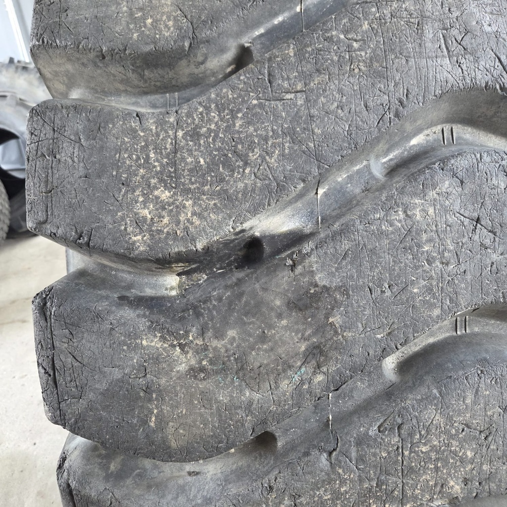26.5-29 26pr Barum Chemlon Käytetty työkoneen rengas pinta: 27mm Halkasija:1780mm (Pisto korjattu pinnasta)