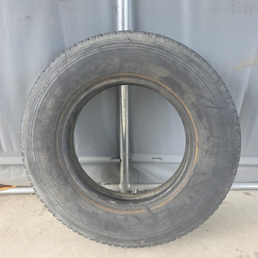 7.50R20 12pr Michelin X Käytetty KA-rengas trailer DOT-94  1mm (Pientä kuivumaa)