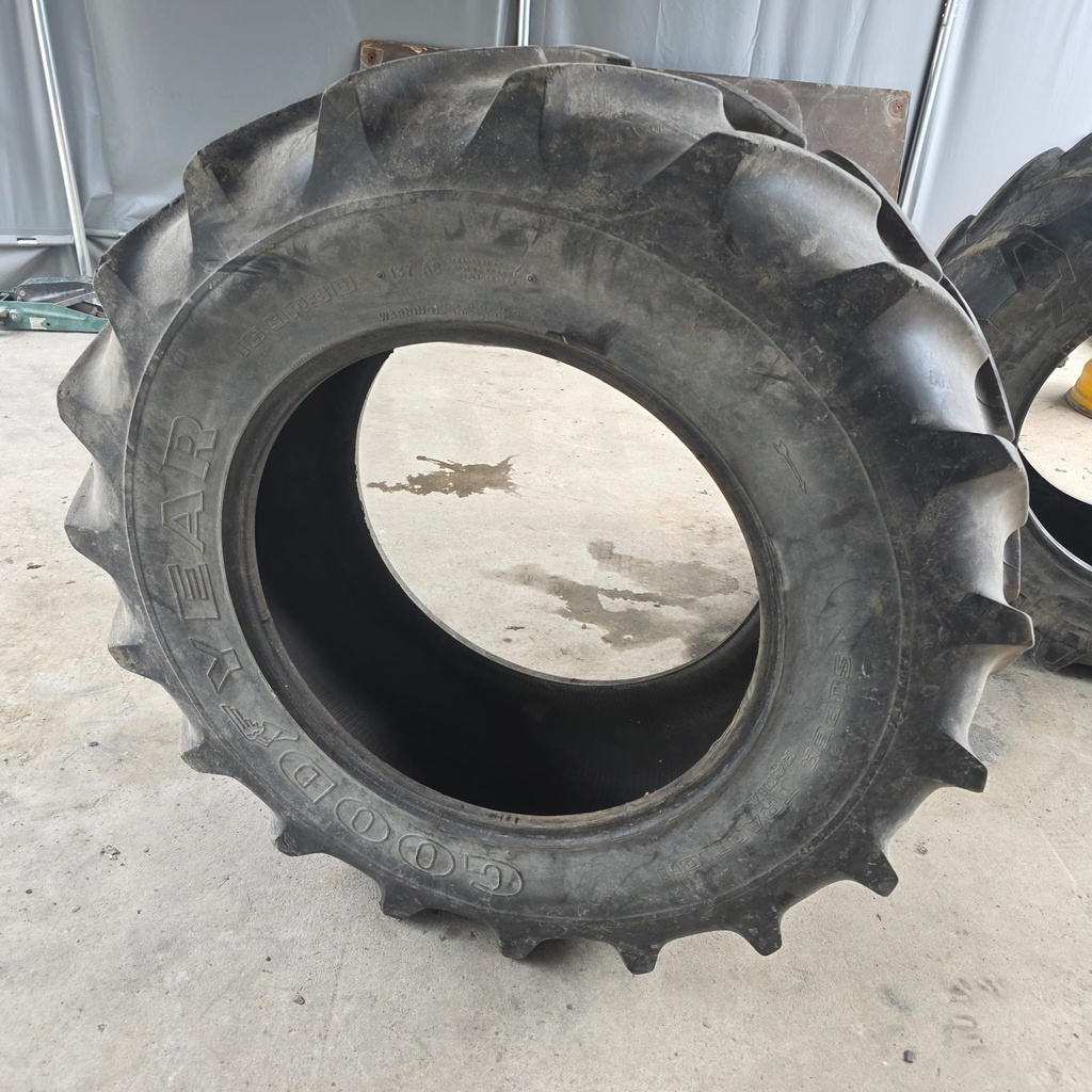420/85R30 (16.9R30) 137A8 Goodyear Super Traction Käytetty rengas  30mm (Vanha, Kuivumaa, Asennus sisärenkaalla)
