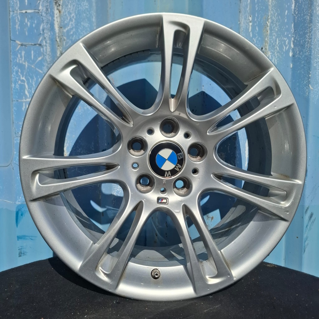 Käytetty BMW M Double Spoke 350 vannesarja 5x120 ET30 KR72,6 8x18"