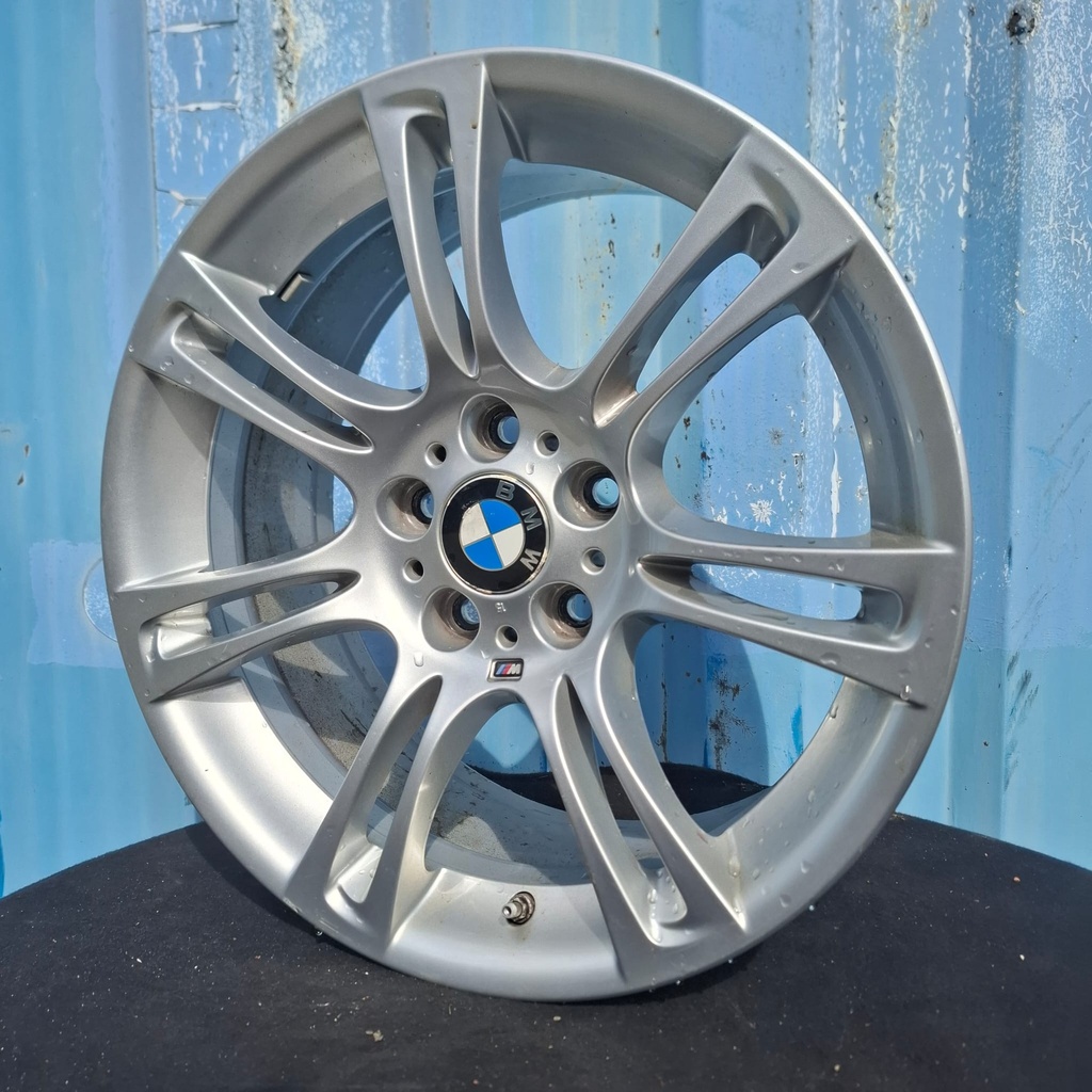 Käytetty BMW M Double Spoke 350 vannesarja 5x120 ET30 KR72,6 8x18"