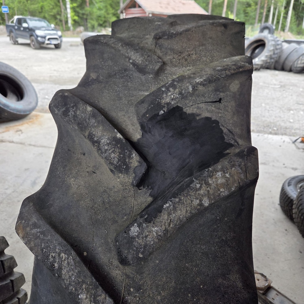 420/85R34 (16.9R34) 139A8 GoodYear Super Traction Käytetty rengas 22mm (Vanha, Paistokorjattu)