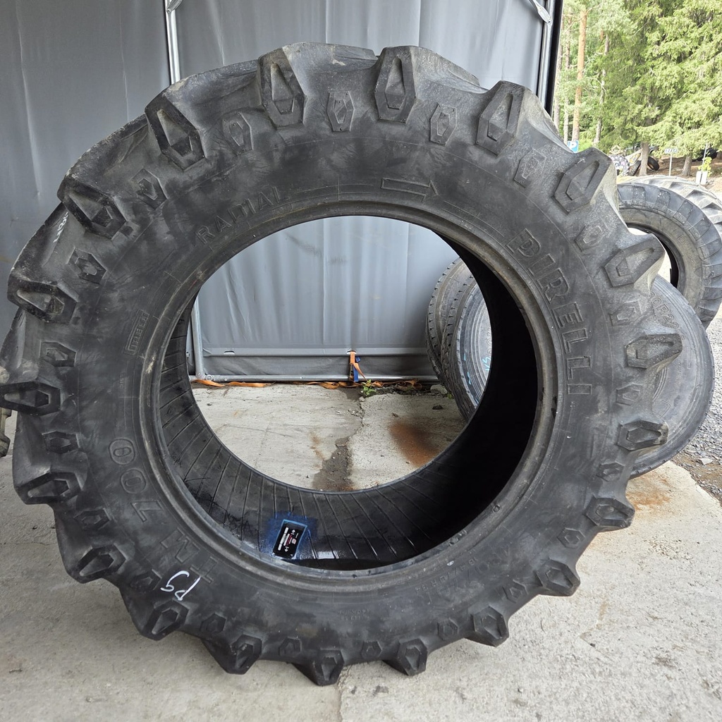 480/70R34 143A8 Pirelli TM 700  Käytetty rengas 22mm (Vanha, Pientä pykimää, Paisto korjattu)