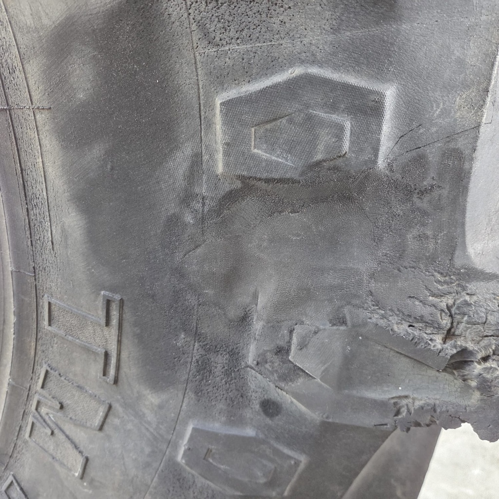 480/70R34 143A8 Pirelli TM 700  Käytetty rengas 22mm (Vanha, Pientä pykimää, Paisto korjattu)