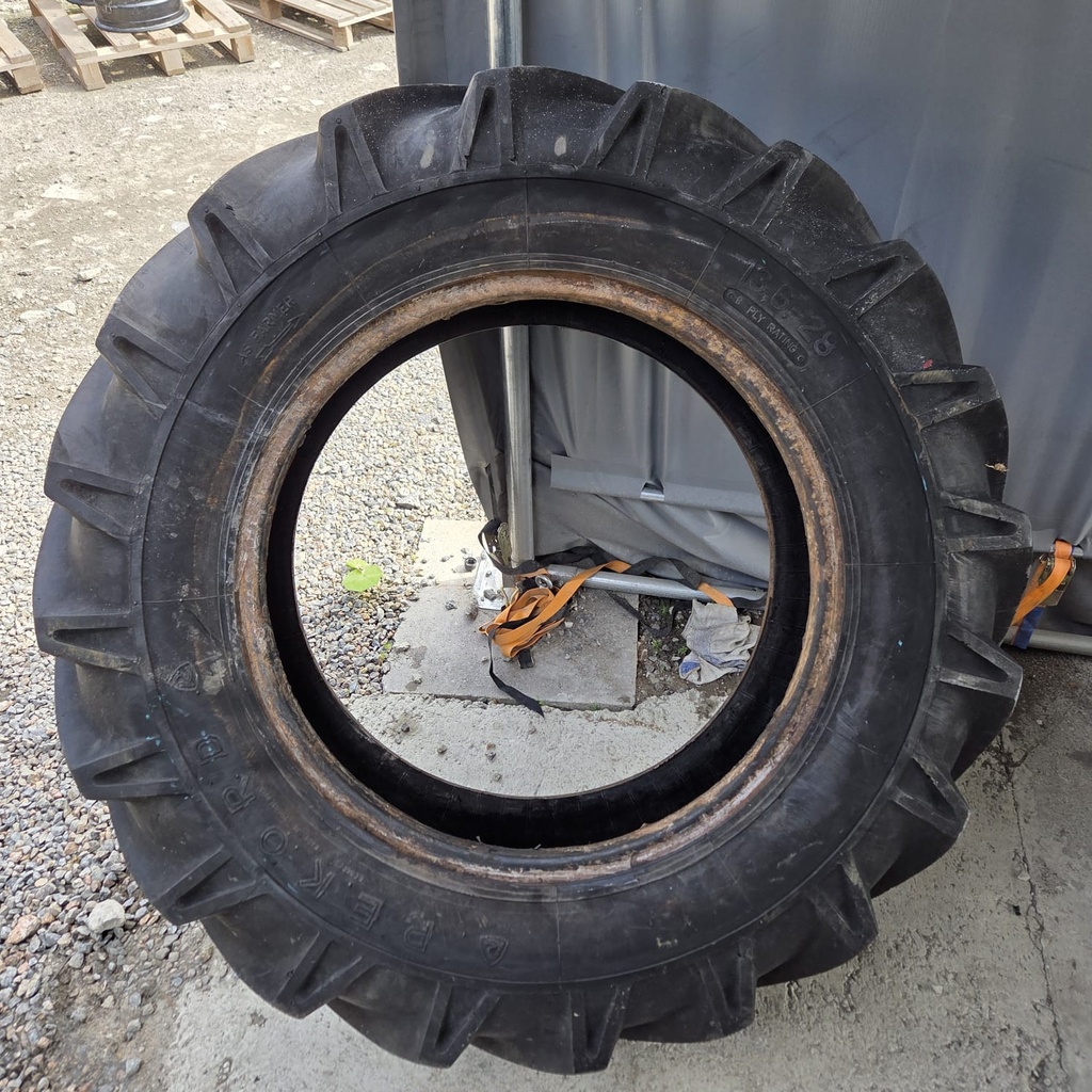 13.6-28 8pr Rekord Käytetty rengas 30mm (Vanha, Kuivumaa/halkeilua, Menee vielä pihakoneessa)