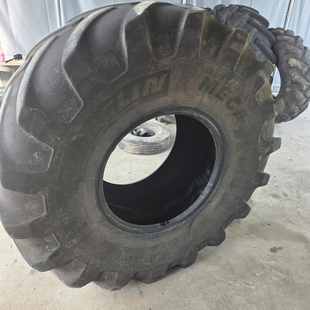 620/75R26 166A8/B MICHELIN MEGAXBIB Käytetty rengas DOT-14  12mm (Kyljessä pinta raapaisu, Tubeless)