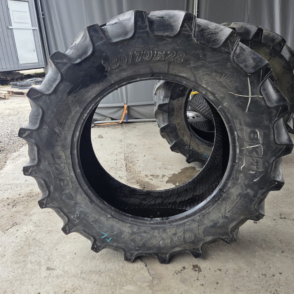 380/70R28 127A8/B BKT AgriMax RT765 Käytetty rengas DOT-15  18mm
